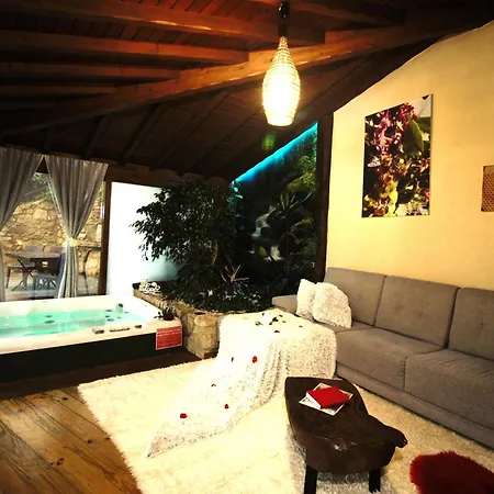פארק נופש Casa Favo De Mel - Jacuzzi & Piscina - Refugio Na Montanha *